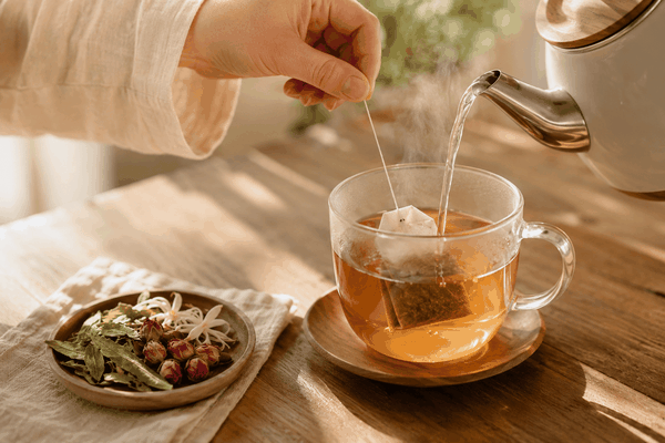 Cách pha trà thảo mộc ngon: Nhiệt độ, thời gian và mẹo thêm gừng hoặc mật ong