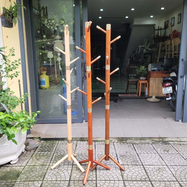 tong-hop-cac-mau-cay-treo-quan-ao-go-tu-nhien-tai-noi-that-lhq