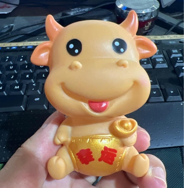 Con Trâu Nhựa Phụ Kiện Trang Trí Bánh - Ngồi Cầm Vàng