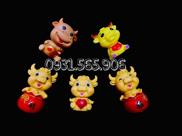 Con Trâu Nhựa Phụ Kiện Trang Trí Bánh - Ngồi Bình Phước (Nhắm)