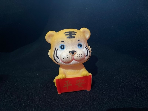 Con Hổ - Cọp Nhựa - PKD - Ngồi Ôm Bảng