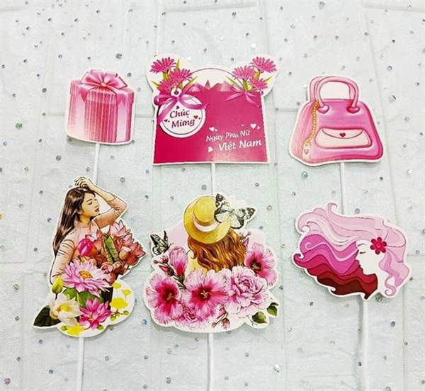Set Cắm 20/10 Phụ Kiện Trang Trí Bánh Cô Gái Hồng Giỏ