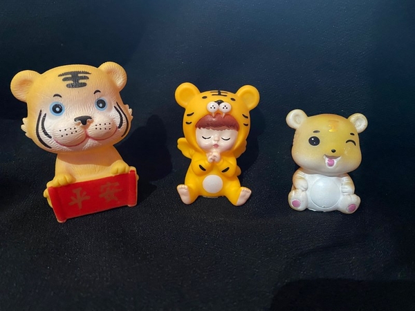 Con Hổ - Cọp Nhựa - PKD - Ngồi Ôm Bảng