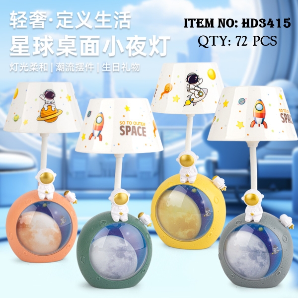 HD3415  HỘP ĐÈN NGỦ PIN PHI HÀNH GIA NGỒI MẶT TRĂNG + SẠC USB