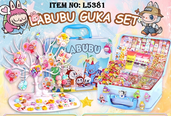 L5381  HỘP VALI THIẾC LABUBU BỘ DÁN TRANG TRÍ MÓC KHÓA, KẸP + KEO + GIÁ ĐỠ TRƯNG BÀY NAI