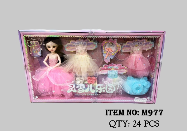 M977  HỘP BABY 1C KHỚP, MẮT THỦY TINH + 3 ÁO + 1C MÁY CHỤP HÌNH