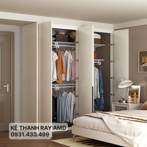 Bộ thanh ray và tay đỡ gọn nhẹ, giúp không gian thoáng và mở.