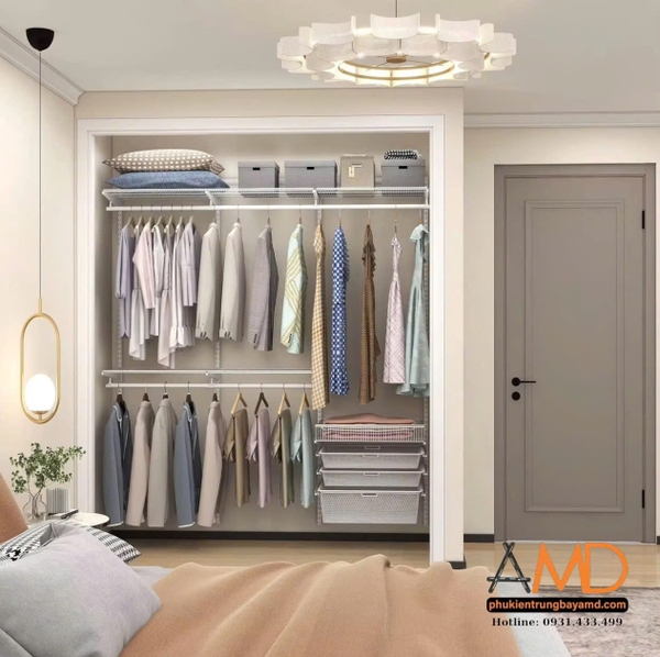 Bộ kệ quần áo AMD mang lại cảm giác rộng rãi, thông thoáng hơn cho căn phòng.