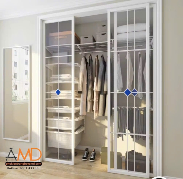 Kệ quần áo thanh ray Amd, mọi set đồ từ váy, áo đến túi xách, giày dép đều được sắp xếp khoa học, giúp không gian luôn thoáng đãng và sang xịn.