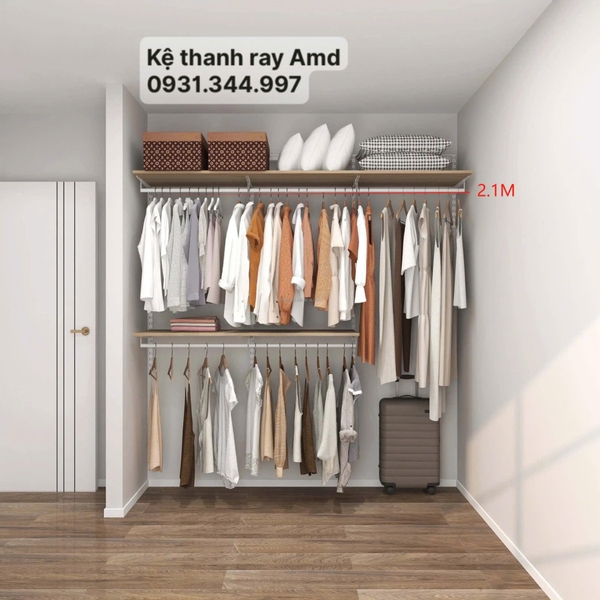 Sáng cuối tuần, cả nhà háo hức đi chơi – riêng mẹ thì đang bới tung tủ đồ vì… chẳng biết mặc gì!  ✅ Giải pháp của bạn - Kệ thanh ray AMD