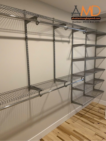 Vách trắng, kệ đen – sự đối lập tạo nên điểm nhấn với bộ kệ quần áo AMD