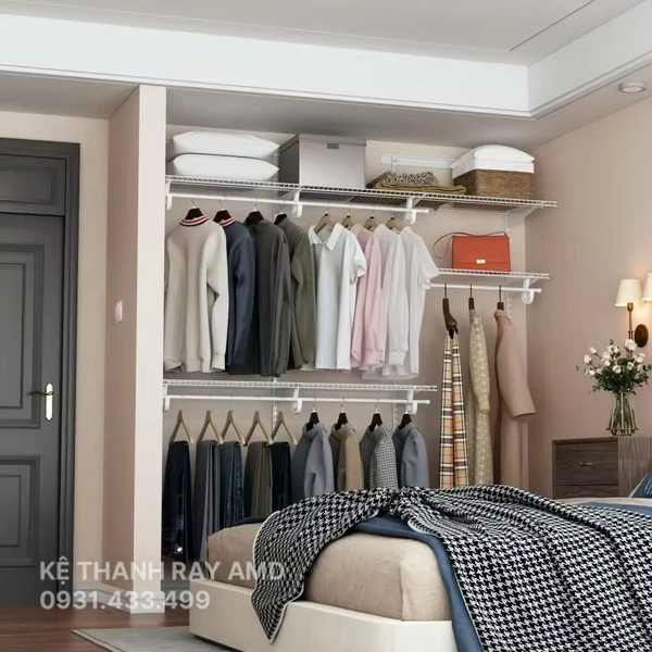 Một chút tinh gọn cho góc thay đồ – và bạn sẽ thấy đầu óc nhẹ hơn, phối đồ cũng vui hơn