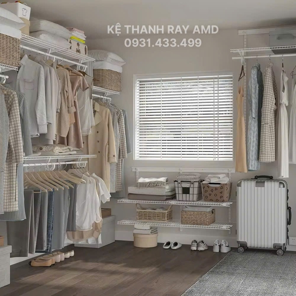 Tối về đã uể oải, nhìn góc thay đồ lại càng mệt hơn...