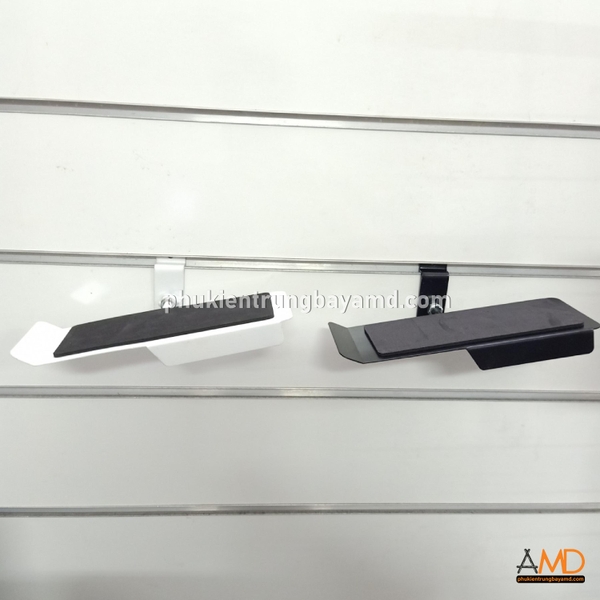Kệ sắt để giày cài tấm gỗ slatwall PKG11