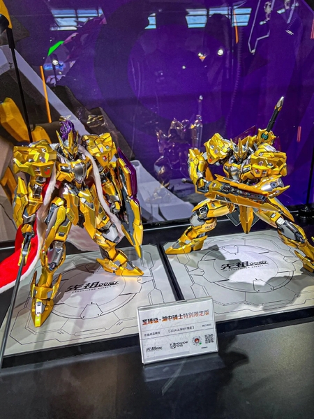 Mô Hình Ráp Sẵn MCT-E02 Lancelot bản màu Hoàng Kim Limited (kèm Gacha và Áo choàng) của Moshow Toys