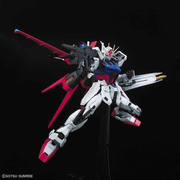 Mô Hình Lắp Ráp PG GAT-X105+AQM/E-YM1 Perfect Strike Gundam của Bandai Nhật bản (tặng kèm LED vàng)