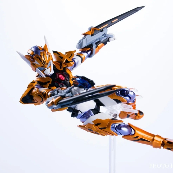 SHF Kamen Rider Valkyrie Justice Serval của Bandai P-bandai