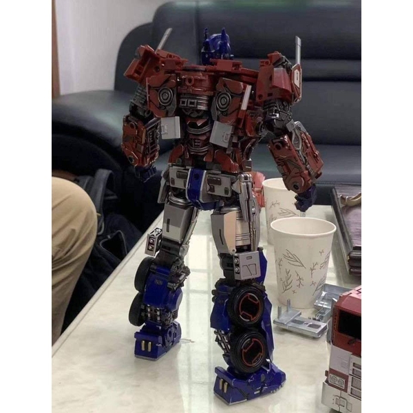 Mô hình Optimus Prime M09 của Weijiang