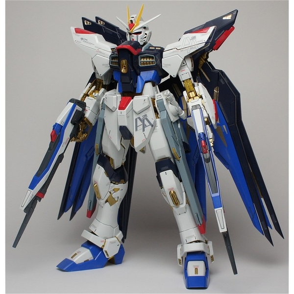 Mô Hình Lắp Ráp Gundam Bandai PG Strike Freedom Gundam 1/60 Gundam Seed Destiny của Bandai Nhật Bản