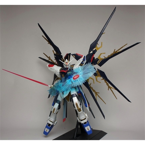 Mô Hình Lắp Ráp Gundam Bandai PG Strike Freedom Gundam 1/60 Gundam Seed Destiny của Bandai Nhật Bản