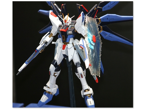 Mô Hình Lắp Ráp Gundam MG Strike Freedom 1/100 Gundam SEED Destiny của Bandai nhật bản