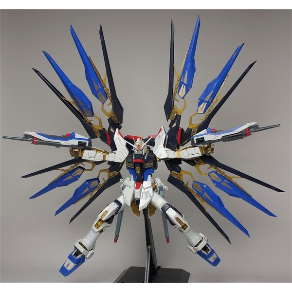 Mô Hình Lắp Ráp Gundam Bandai PG Strike Freedom Gundam 1/60 Gundam Seed Destiny của Bandai Nhật Bản