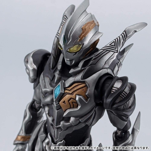Mô hình SHF Ultraman Trigger Dark của Bandai