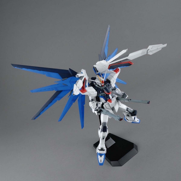 Mô hình lắp ráp GunPla MG 1/100 Freedom Gundam Ver 2.0 Chính hãng Bandai nhật bản