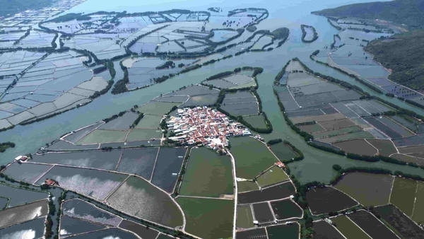 Ngôi làng gần 400 tuổi cô đơn như ốc đảo ở Khánh Hoà