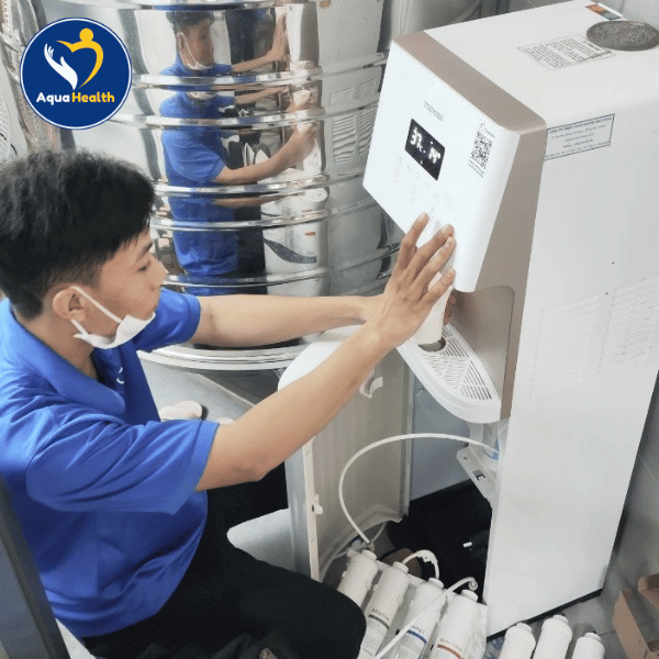 Kỹ thuật viên AquaHealth kiểm tra, sửa chữa máy lọc nước Toshiba
