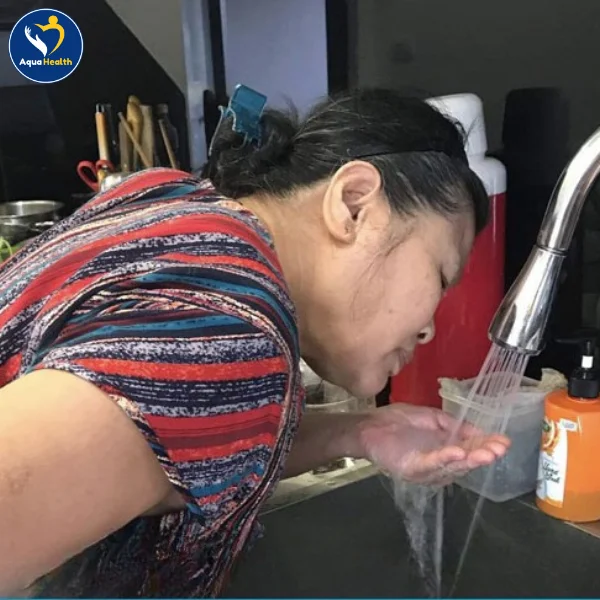 Thay lõi bảo dưỡng máy lọc nước Coway khi nước có mùi lạ