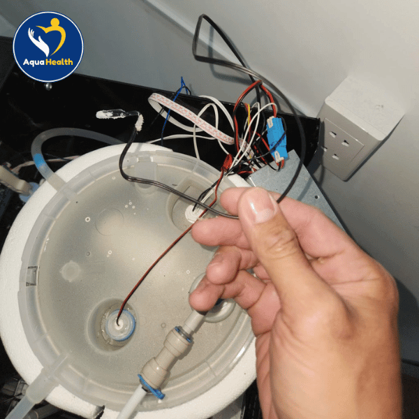 Thay dây cảm biến bầu lạnh trên máy lọc nước Toshiba