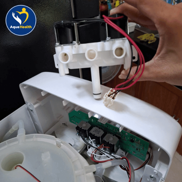 Thay thế van điện từ giải quyết tình trạng máy lọc nước Toshiba không ra nước