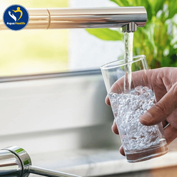 Vặn nhỏ vòi nước để giảm áp lực chảy giúp giảm tình trạng nước bị đục sau khi thay lõi