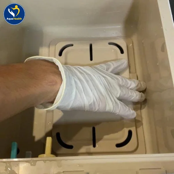 Thay lõi bảo dưỡng máy lọc nước Coway vệ sinh từ bên trong