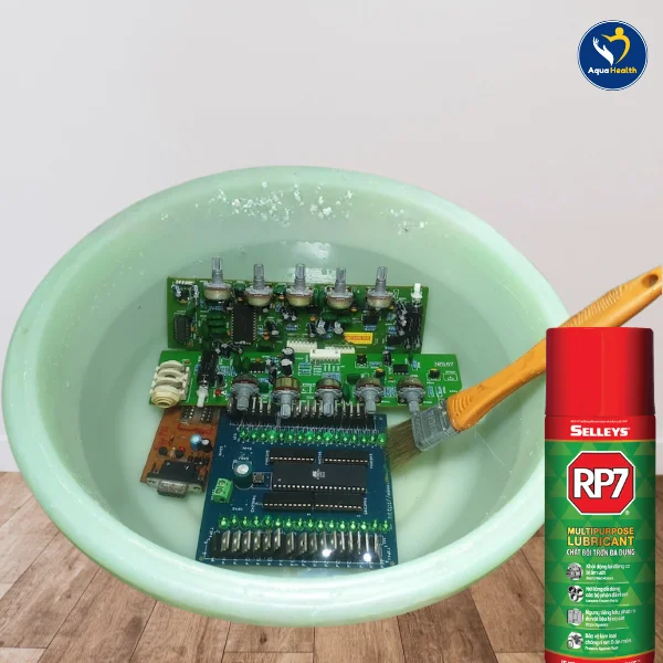 Hướng dẫn sửa máy lọc nước bị ngập nước - Vệ sinh bo , mạch bằng dung dịch chuyên dụng