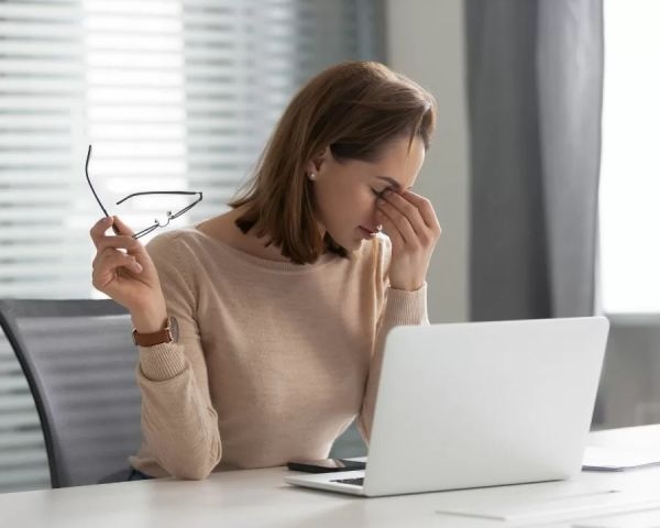 Người cận không đeo kính có bị tăng độ không? Bác sĩ nói gì?
