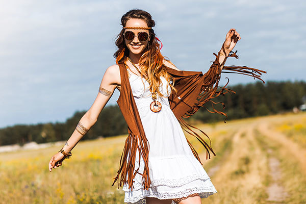 Kính mắt gọng tròn mang lại vẻ hoài cổ