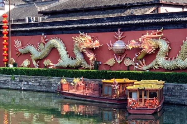 南京－上海－梧桐大道－LV 觀光列車－武康路 （五天四夜） 贈送：1 餐火鍋 & 燒烤自助餐＋烏鎮西柵住宿 1 晚 NAM KINH - THƯỢNG HẢI - ĐẠI LỘ NGÔ ĐỒNG - TÀU LV - PHỐ VŨ KHƯƠNG （5 NGÀY 4 ĐÊM ） Tặng 1 buffe lẩu & BBQ + ngủ 1 đêm ở ô trấn tây