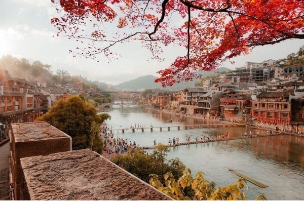 探索恩施 - 鳳凰古城 - 天門山 - 七十二七樓（五天四夜） KHÁM PHÁ ÂN THI - PHƯỢNG HOÀNG CỔ TRẤN - THIÊN MÔN SƠN - 72 KỲ LẦU ( 5 NGÀY 4 ĐÊM )