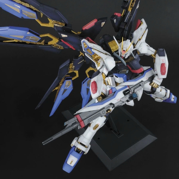 MÔ HÌNH LẮP RÁP  PG 1/60 STRIKE FREEDOM GUNDAM PERFECT GRADE CHÍNH HÃNG