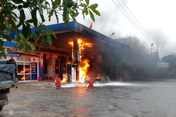 Ôtô cháy ở cây xăng