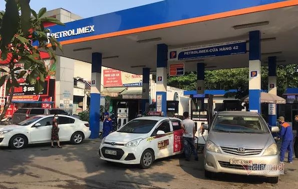 Giảm giá xăng vừa giúp dân vừa kìm lạm phát