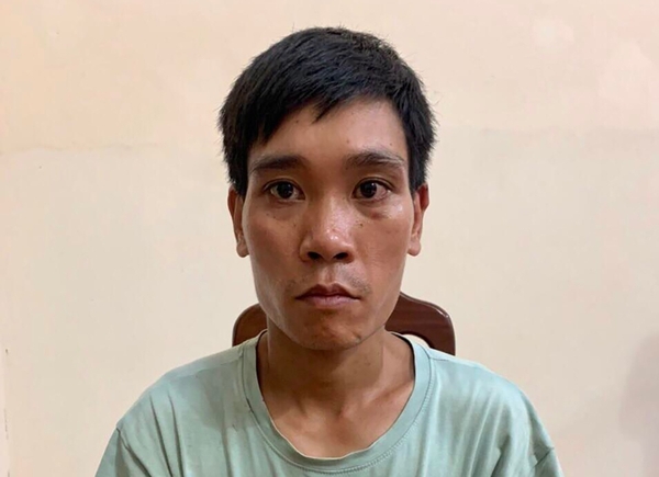 Người đàn ông xông vào trụ sở UBND chém chủ tịch thị trấn và nhiều công an