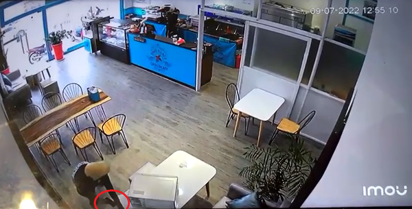 TP.HCM: Vờ mua nước rồi trộm điện thoại iPhone của nữ nhân viên