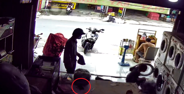 Nữ sinh khóc nghẹn vì bị trộm điện thoại lưu nhiều kỷ niệm với người bố đã mất