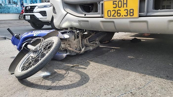 Xe đầu kéo đẩy lê thiếu nữ cùng xe máy hơn 10m trên đường dẫn cao tốc