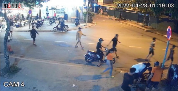 Bé trai theo mẹ bán vé số bị tông: 