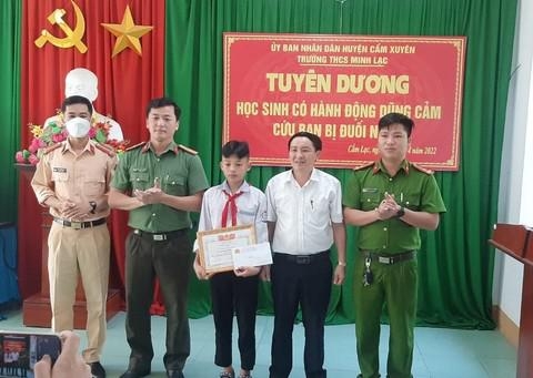 Khen thưởng nam sinh lớp 8 lao từ nhà ra kênh cứu sống 2 em nhỏ đuối nước