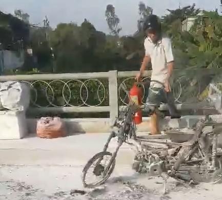 TP HCM: Người bán rau củ tự đốt xe khi gặp tổ công tác